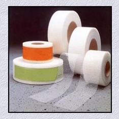 Cintas de fibra de vidrio autoadhesiva en malla para tratamiento de juntas de placas de yeso laminado. Apropiada como recubrimiento de grietas en todo tipo de superficie. Ancho 50 mm. No requiere la primera mano de pasteo al ser adhesiva.