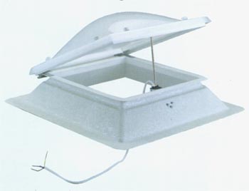 Claraboya de apertura el�ctrica por pulsador. Apropiada para ventilaci�n. Apertura m�xima de 30 cm. Seg�n las dimensiones, se suministra con motor peque�o, grande � incluso con dos motores. Pulsador no inclu�do.