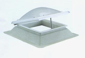 Claraboya de apertura manual mediante una manivela tipo toldo. Apropiada para ventilaci�n. Apertura m�xima de 30 cm.
