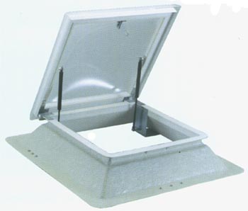 Claraboya de accionamiento manual y autom�tico. Permite la ventilaci�n mediante el accionamiento manual de un torno fijado a la pared. Aconsejable en naves no provistas de aire acondicionado y calefacci�n. Apertura total.