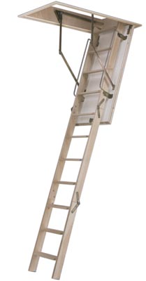 Escalera escamoteable de madera de pino formada por tres tramos que quedan completamente doblados encima de la tapa y no ocupan espacio cuando permanece cerrada. Estanqueidad al aire clase 4. Se suministra montada. Amplia gama de medidas.