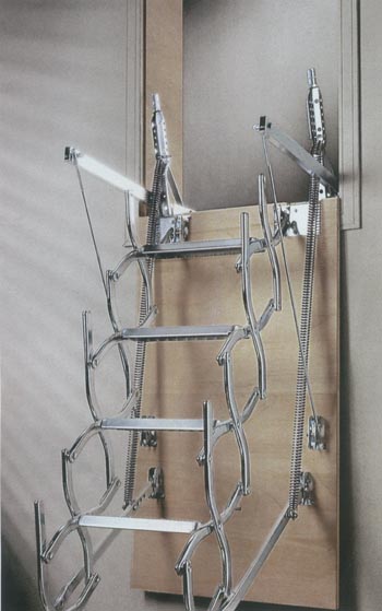 Escalera escamoteable de tijera para pared. Dise�ada para aperturas verticales. Los pelda�os quedan siempre recogidos en la tapa sin ocupar espacio. Se suministra completamente montada. Posibilidad de fabricaci�n a medida.
