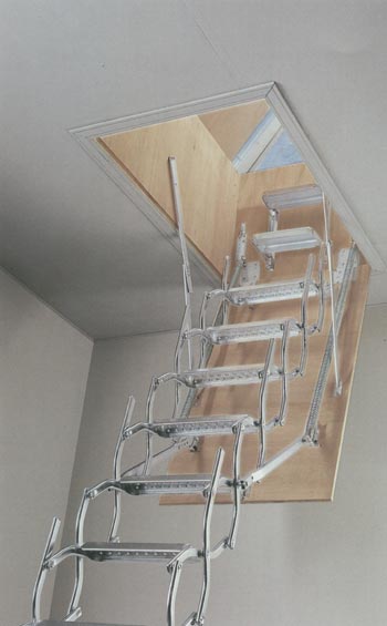 Escalera escamoteable de tijera para terrazas. Dise�ada para salir a exterior de una construcci�n con techo plano. Pelda�os recogidos encima de la tapa. Provisto de caj�n externo con cubierta de chapa zincada resistente al agua. Se suministra montada.