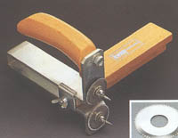 Cortatiras para placas de yeso laminado apropiado para cortes repetitivos hasta 200 mm.