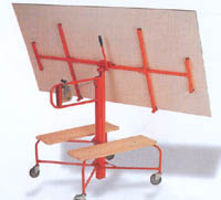 Elevador para placas de yeso laminado para su colocaci�n en techos. Desmontable por completo para su transporte c�modo. Pesa 40 kg. Altura de elvaci�n 3,50 metros. Posee dos plataforma de madera a modo de taburete. Carga m�xima de 65 kg.