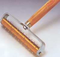 Rodillo punzonador para hacer m�s f�cil el curvado de paneles de yeso laminado.