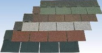 Placa asf�ltica protegida de fieltro de fibra de vidrio con superficie exterior de granulos minerales coloreados e interior arenada.