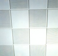 Met�lico Tegular. Falso techo met�lico con sistema de rebaje para perfil de 24 mm.De f�cil instalaci�n y acceso al plenum. Recubierto por una capa de pintura de poli�ster en polvo.