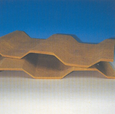 Panel grecado de lana de vidrio prensada apropiado para revestimiento acústico en paredes. Posteriormente se reviste con paneles de yeso laminado como terminación final. Opción con pieza metálica incorporado en panel