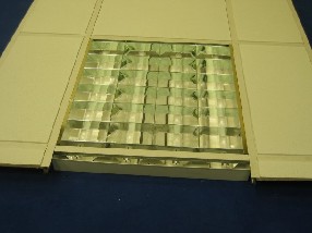 Pantallas de iluminaci�n para falsos techos registrables en diferentes formatos y dise�os.