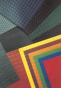 Pavimento de goma sist�tica vulcanizada con acabado de circulos con altas dotes de resistencia. Id�neos para zonas de mucho tr�nsito. Diferentes acabados.