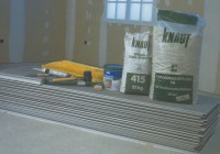 Panel de yeso laminado empleado de base flotante de colocaci�n en seco para aislamiento t�rmico y ac�stico de forjados. Reducido tiempo de instalaci�n y acabados. Se adapta tanto a obra nueva � rehabilitaci�n edificaciones antiguas.