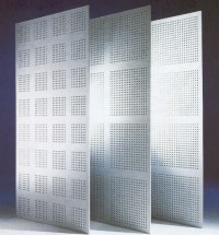 Placa de yeso laminado Delta ranurada. Panel ac�stico empleado para techos donde se requiera buena absorci�n ac�stica. Diferentes perforaciones. Velo blanco � negro en cara posterior.