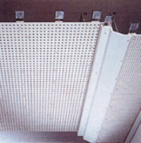 Multiform. Placa standard de 600 mm de largo con fresado en forma de V longitudinal, para posibilitar su plegado y simular molduras y quiebros. Espesor: 12,5 x 2500 mm.